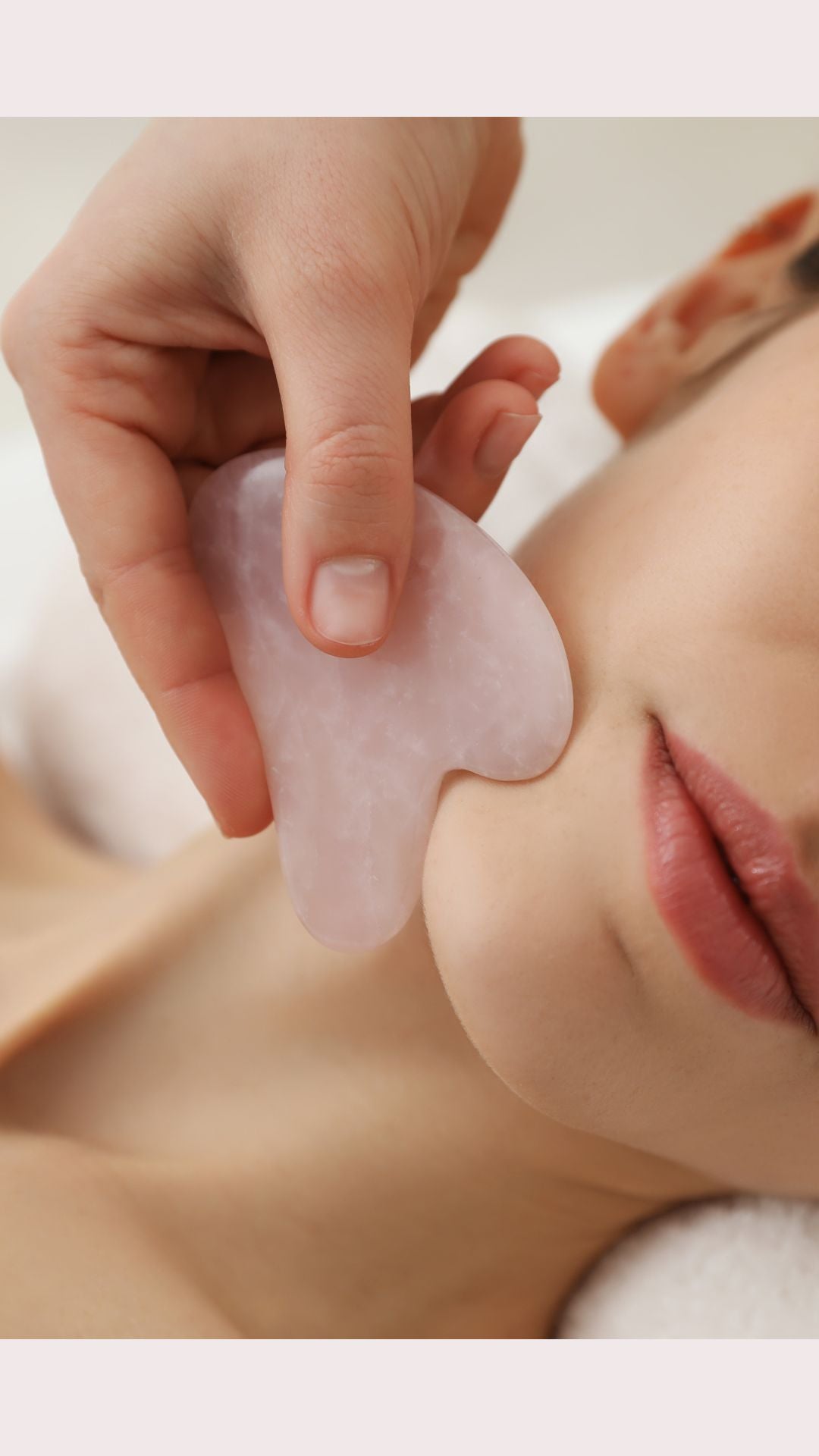 Comment Utiliser l'Huile d’Immortelle pour les Soins du Visage et le Gua Sha